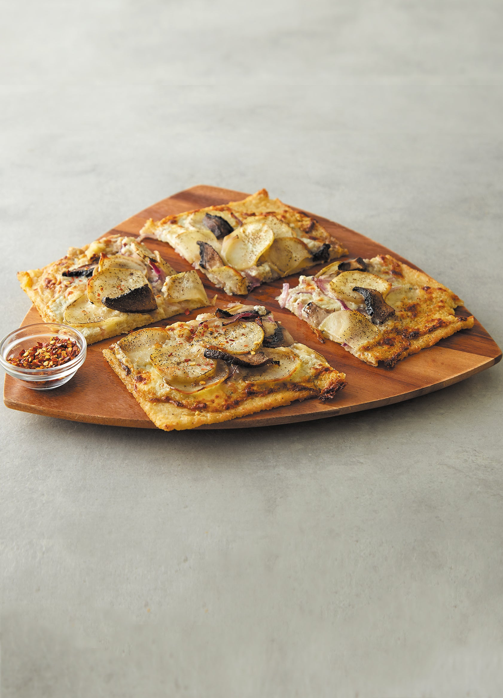 Pizza sans gluten aux légumes rôtis et au gorgonzola